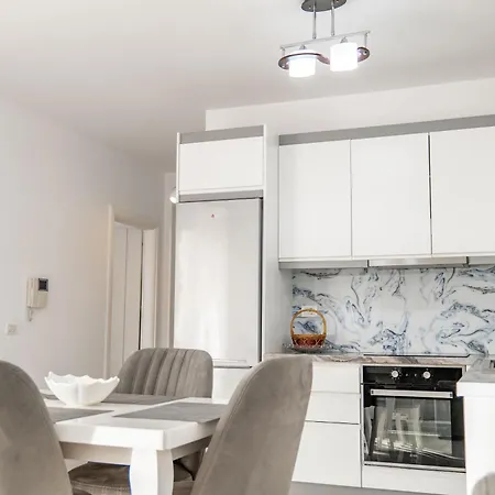 Azure Vista Apartment-white Sarandë