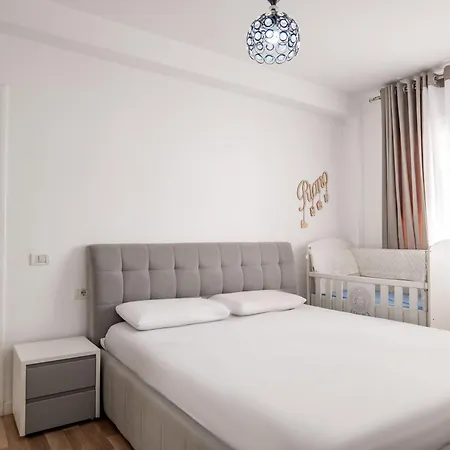 Azure Vista Apartment-white דירה