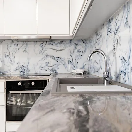 Azure Vista Apartment-white דירה *