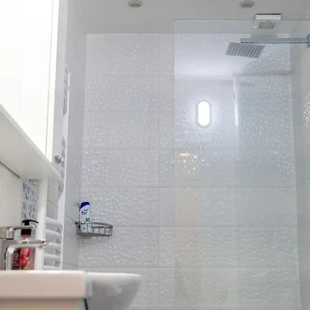 Azure Vista Apartment-white