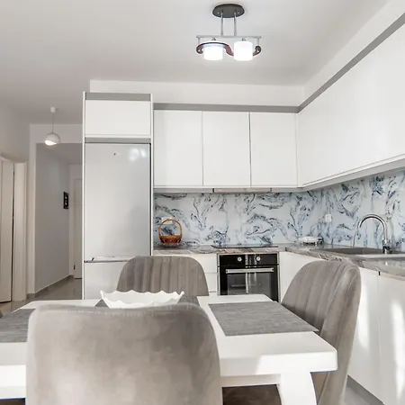 Azure Vista Apartment-white Sarandë