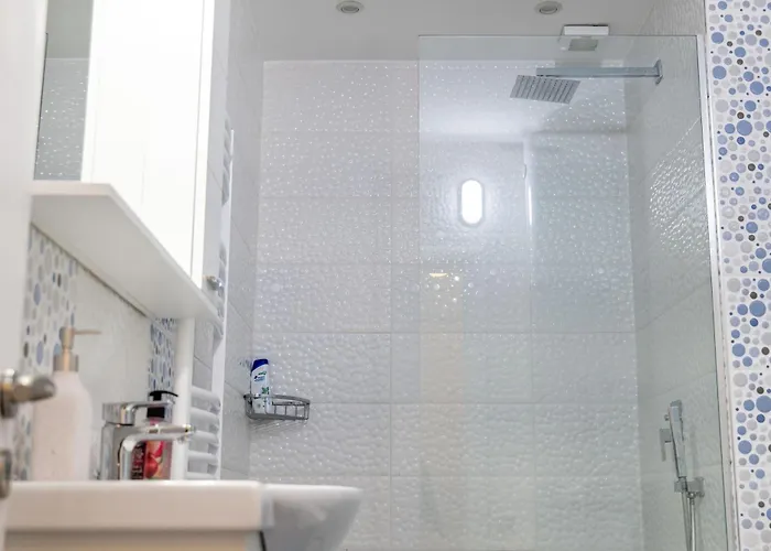 Azure Vista Apartment-white